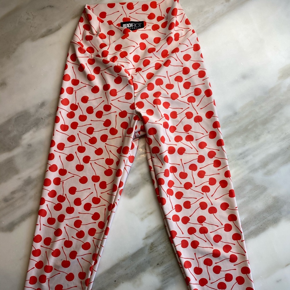 BEACH RIOT cherry leggings